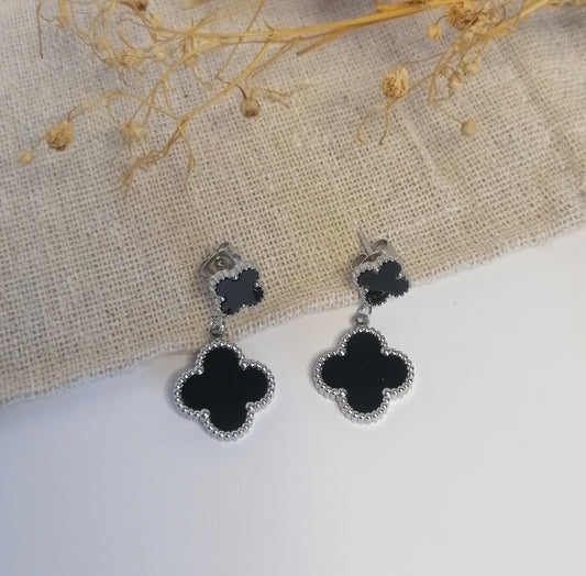 EQ009 | Caravanas en acero titanio y esmaltado negro trébol cuatro hojas