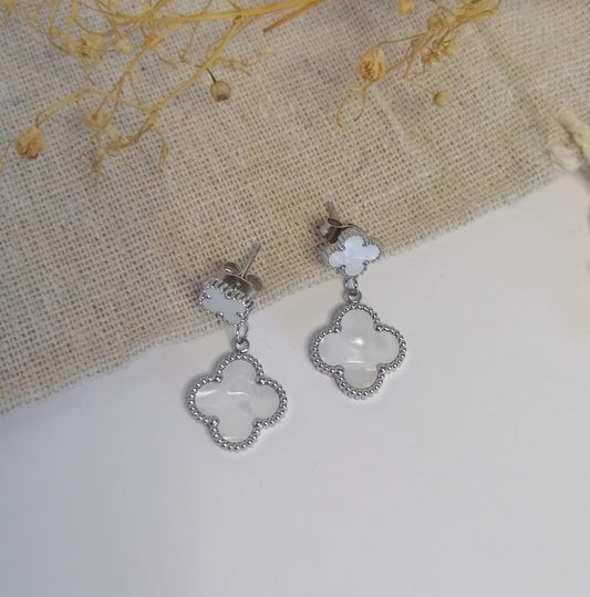 EQ010 | Caravanas en acero titanio y esmaltado blanco trébol cuatro hojas