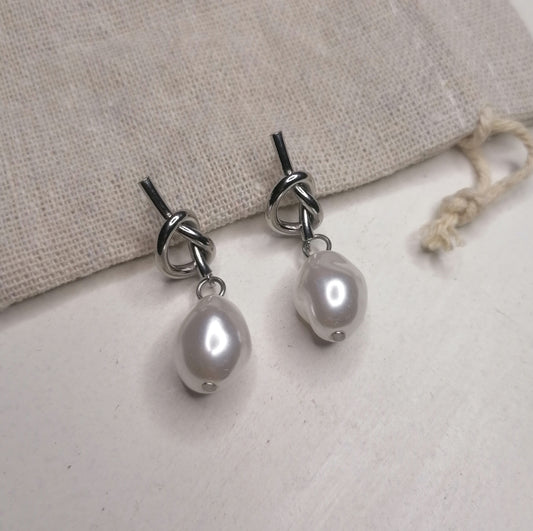 EQ014 | Caravanas nudo y perla en acero inoxidable