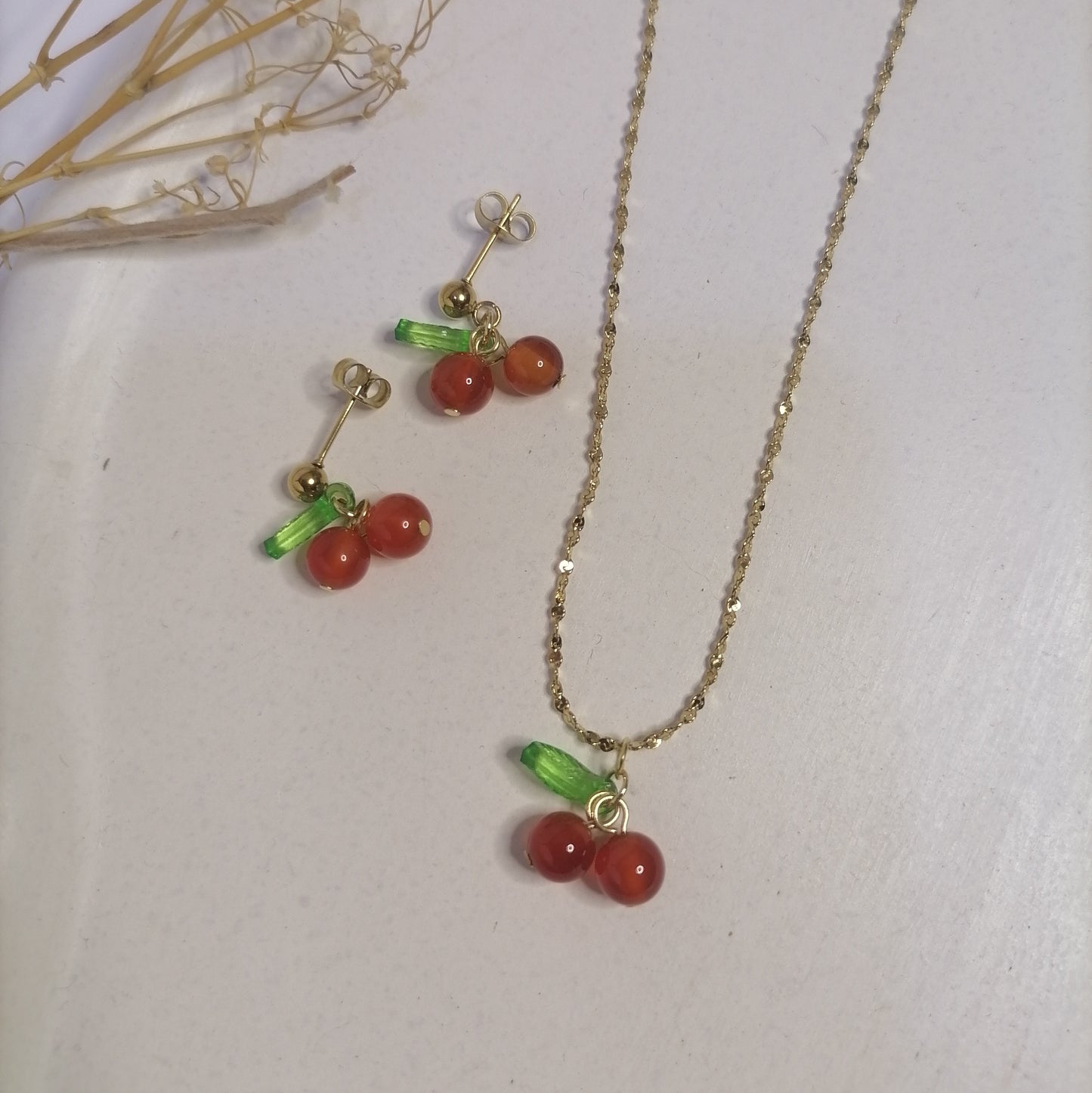 JD001 | Conjunto de collar y caravanas en acero dorado y cerezas en resina