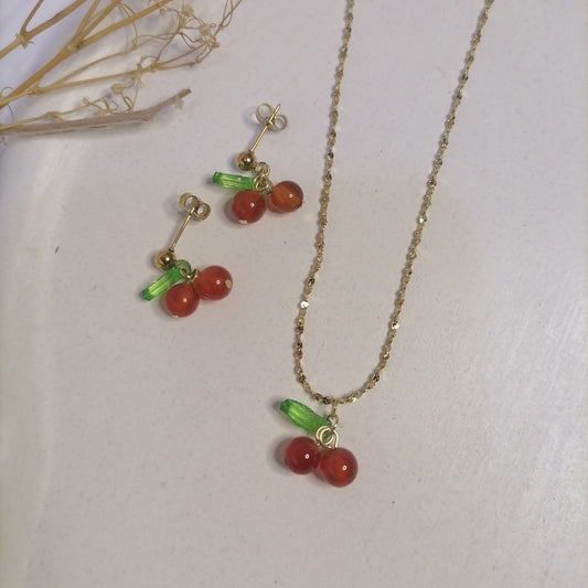 JD001 | Conjunto de collar y caravanas en acero dorado y cerezas en resina