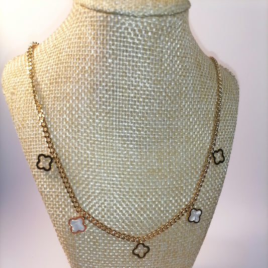 JD004 | Conjunto de collar y pulsera en acero dorado tréboles calados y nácar