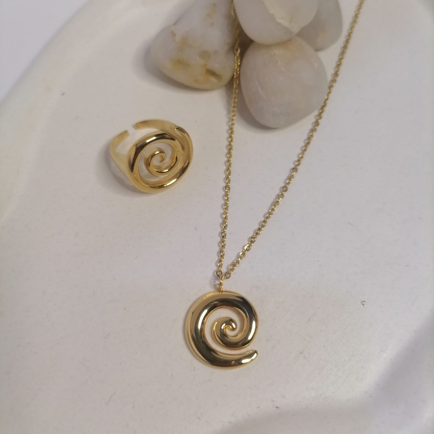 JD002 | Conjunto de collar y anillo abierto espiral en acero dorado