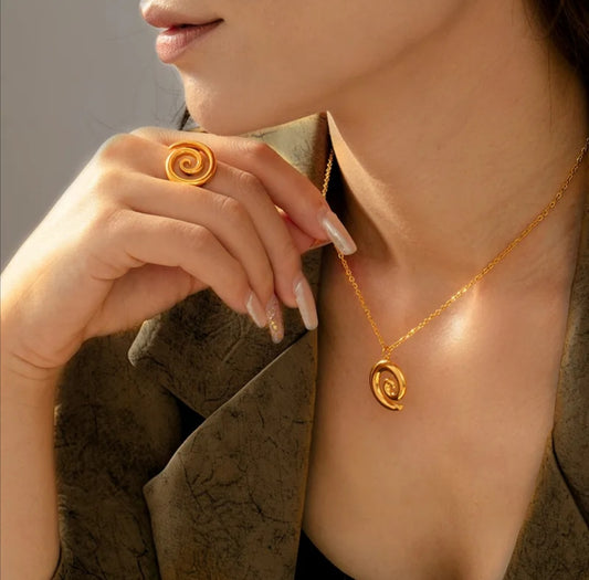 JD002 | Conjunto de collar y anillo abierto espiral en acero dorado