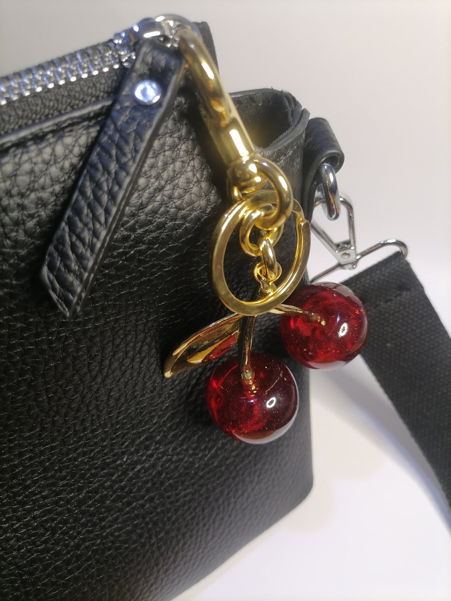 LD001 | Llavero en acero dorado cerezas