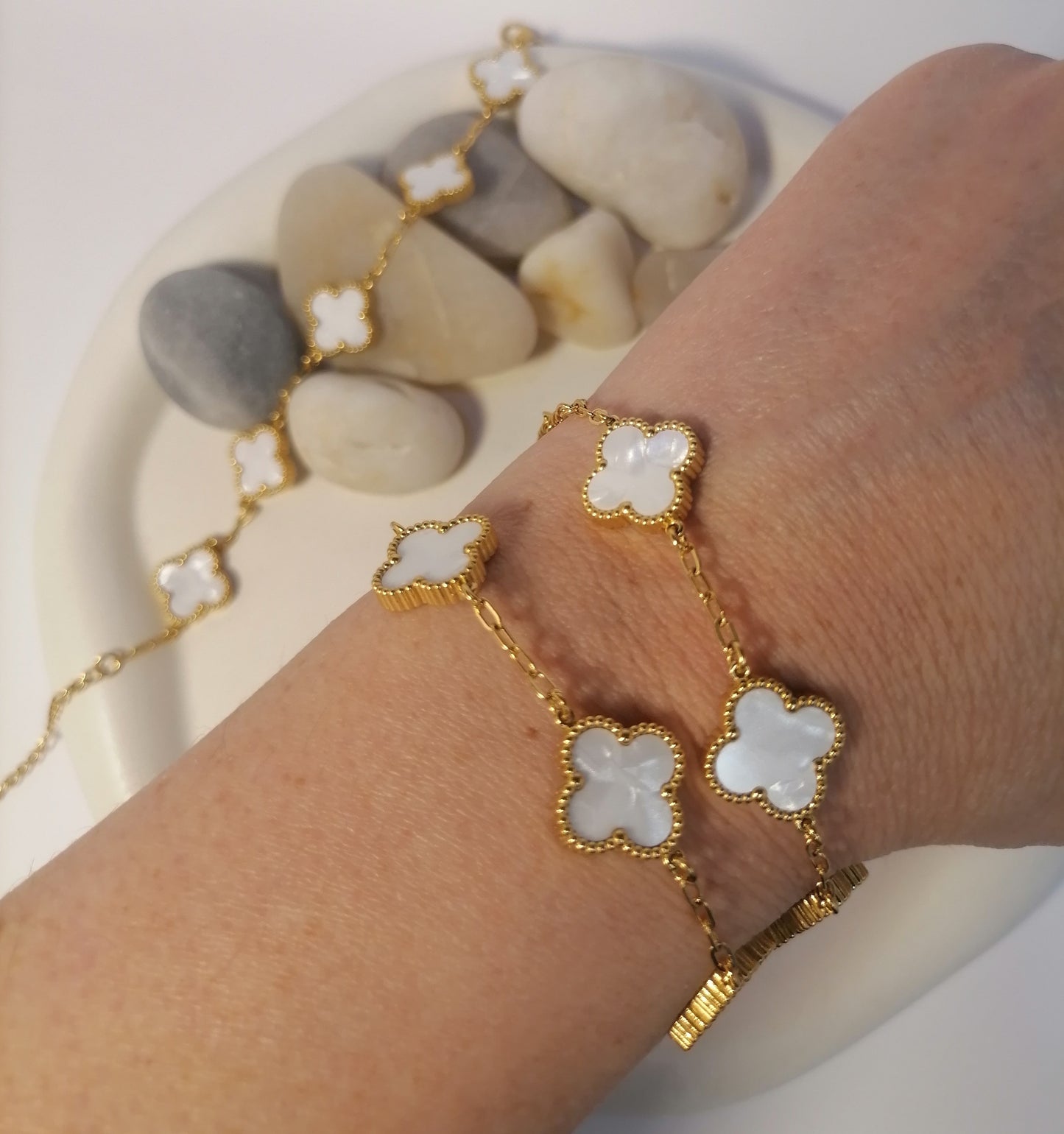PD012 | Pulsera acero dorado tréboles de cuatro hojas esmaltado blanco