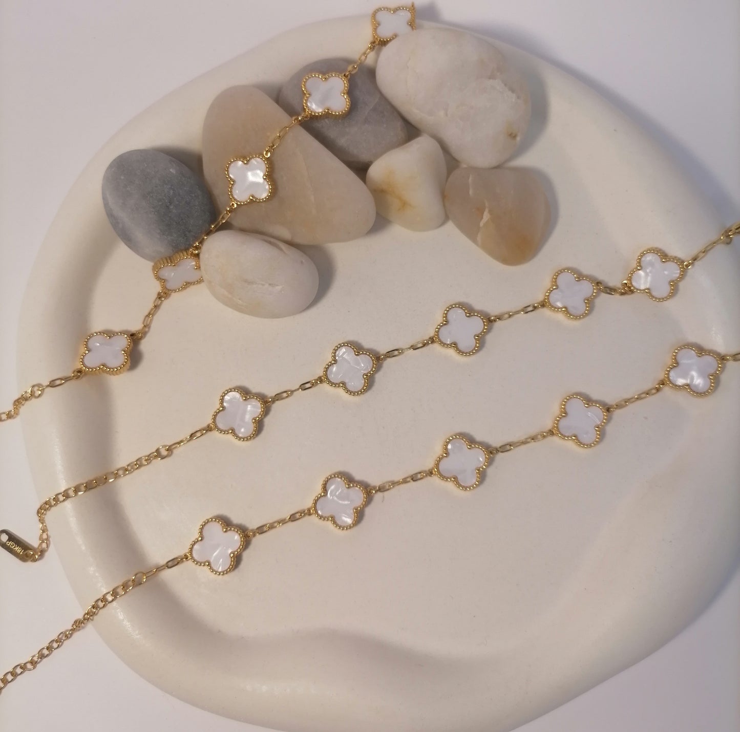 PD012 | Pulsera acero dorado tréboles de cuatro hojas esmaltado blanco