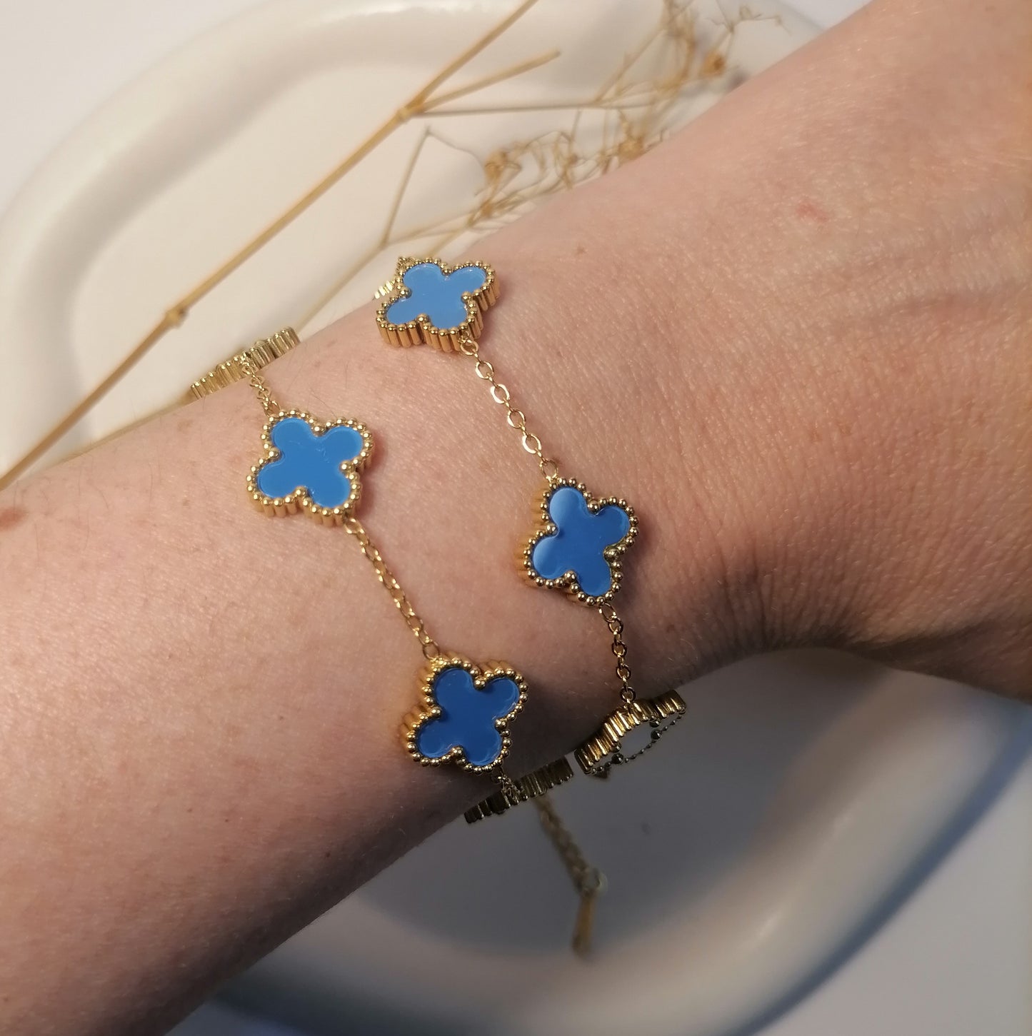 PD014 | Pulsera acero dorado tréboles de cuatro hojas esmaltado celeste