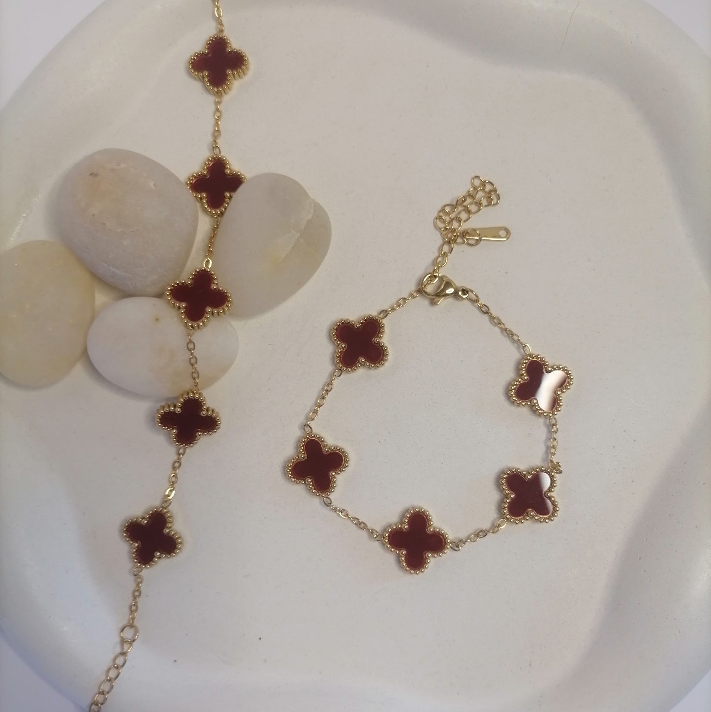 PD015 | Pulsera acero dorado tréboles de cuatro hojas esmaltado rojo vino