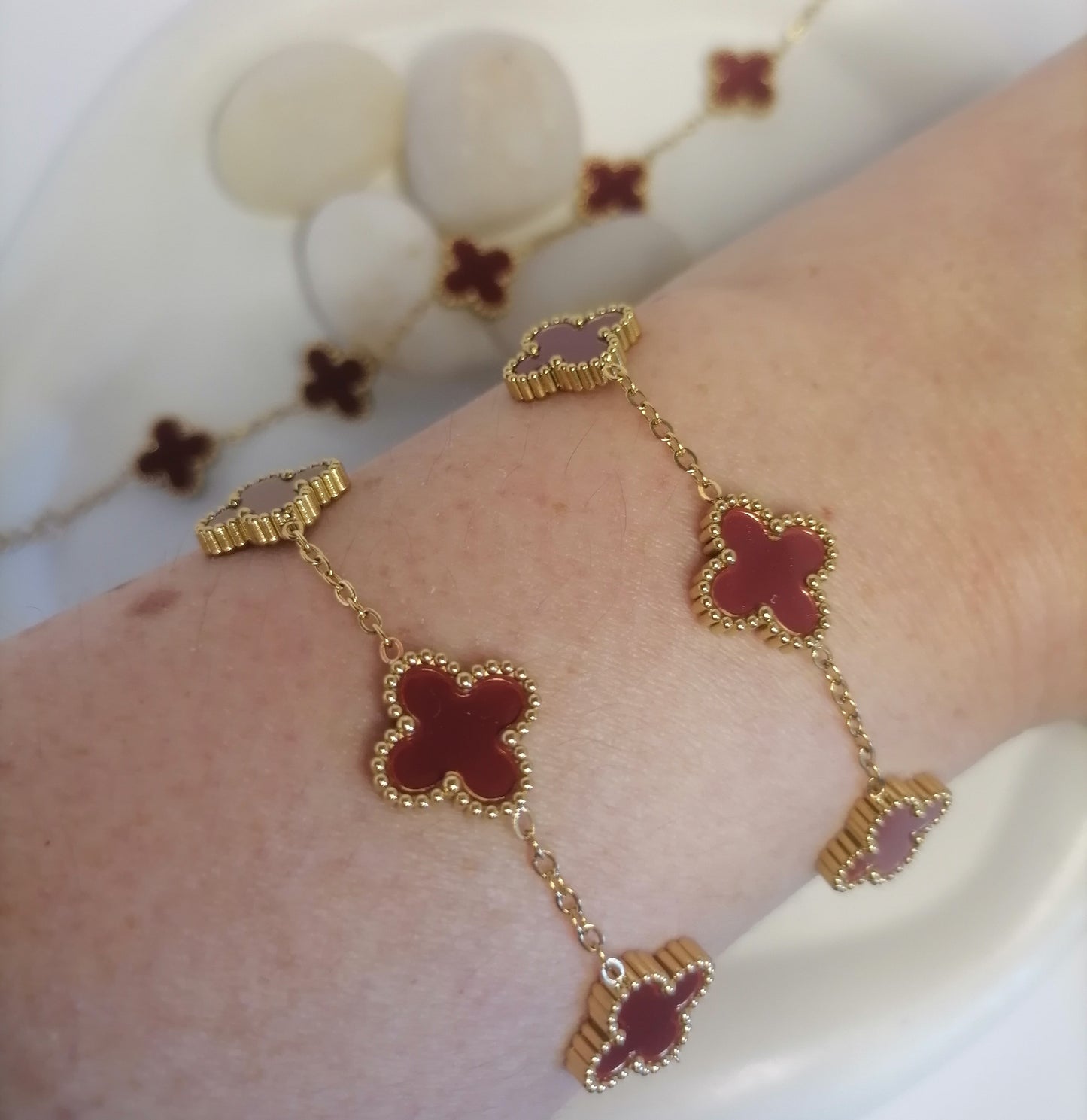 PD015 | Pulsera acero dorado tréboles de cuatro hojas esmaltado rojo vino