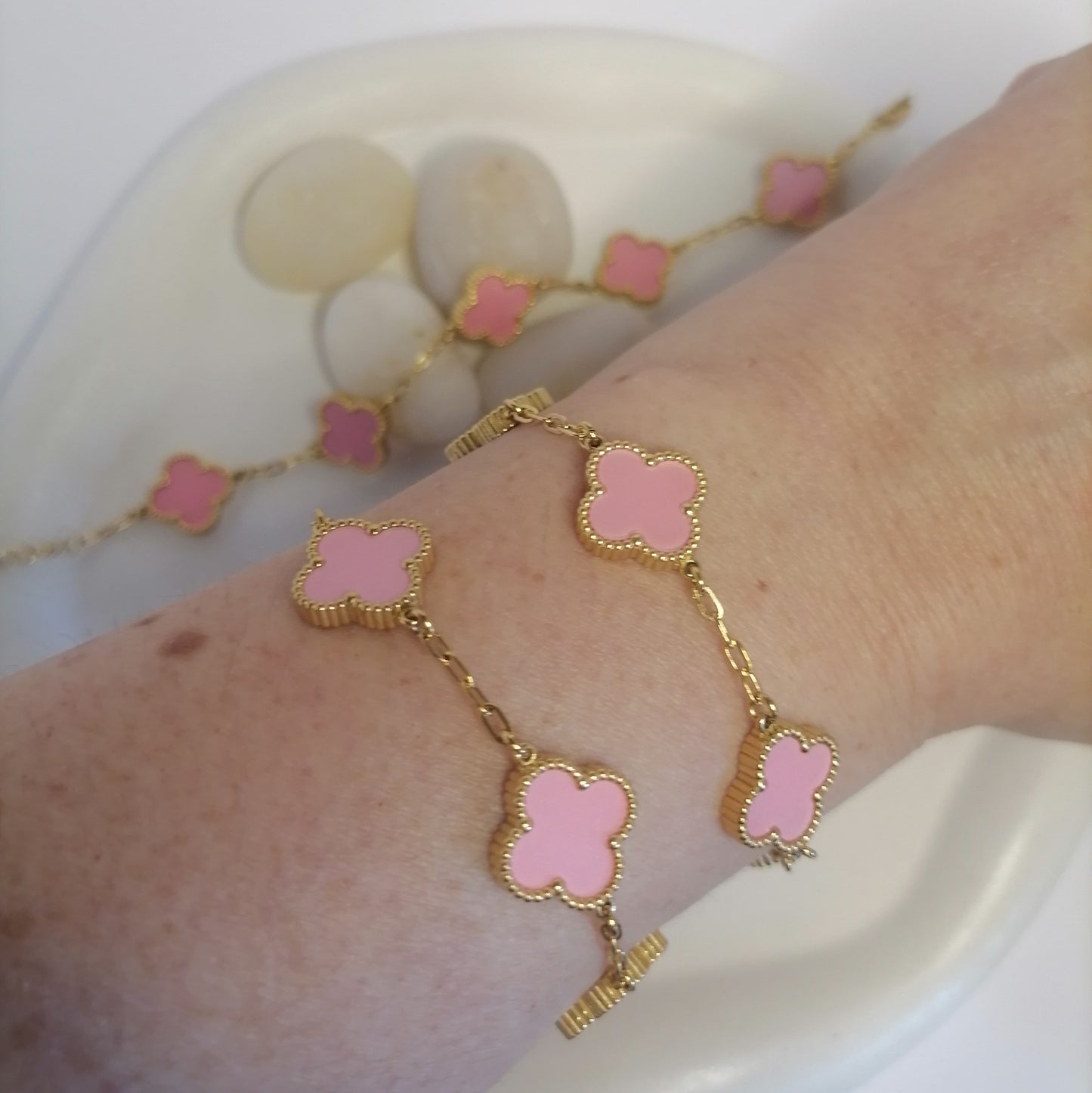 PD016 | Pulsera acero dorado tréboles de cuatro hojas esmaltado rosado
