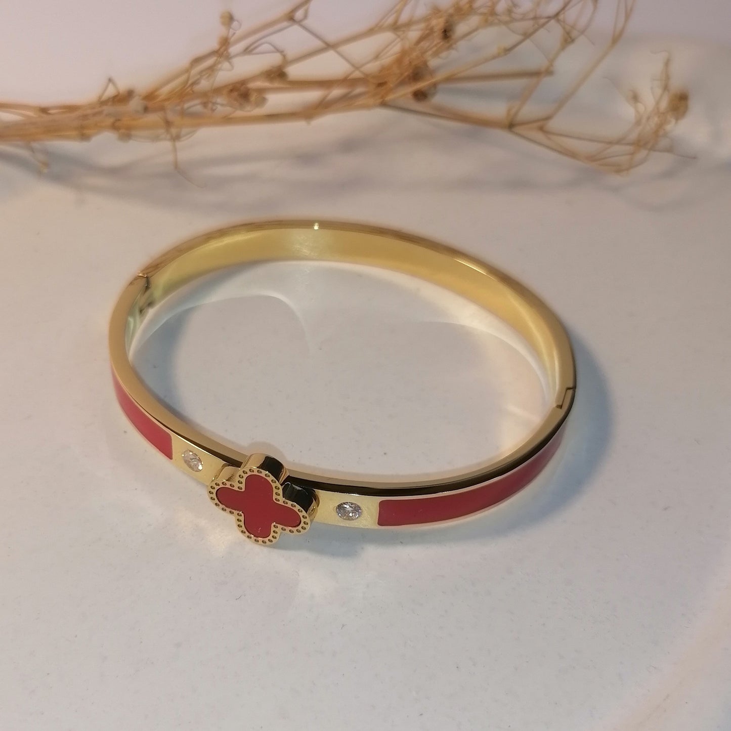 PD027 | Esclava trébol en acero dorado y esmaltado