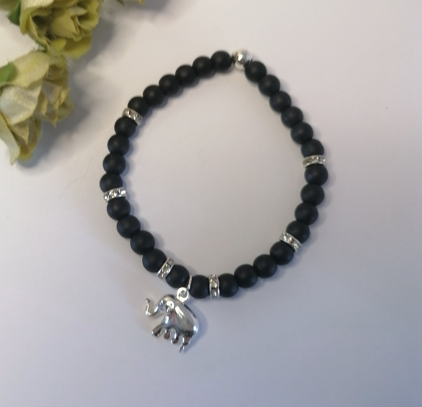 PQ009 | Pulsera cuentas negro mate con dije elefante en acero blanco