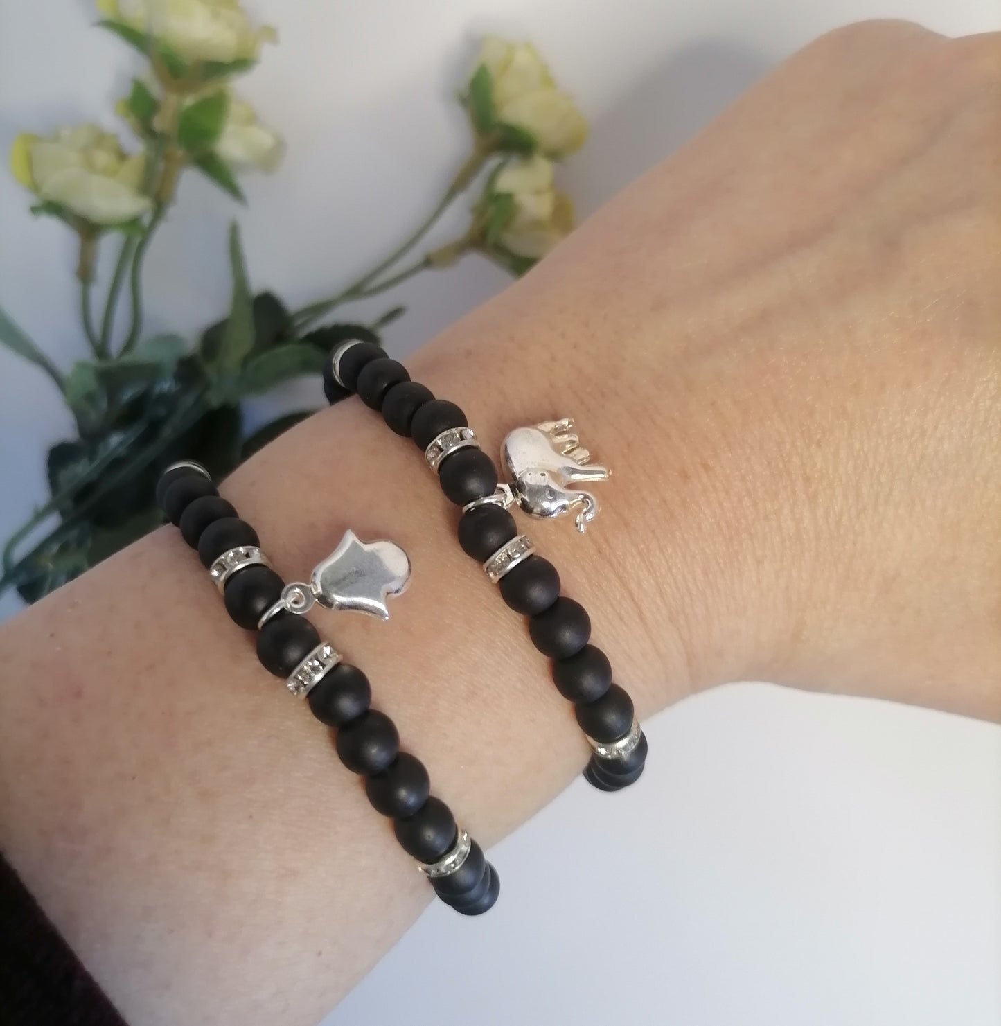 PQ010 | Pulsera cuentas negro mate con dije mano Fátima en acero blanco