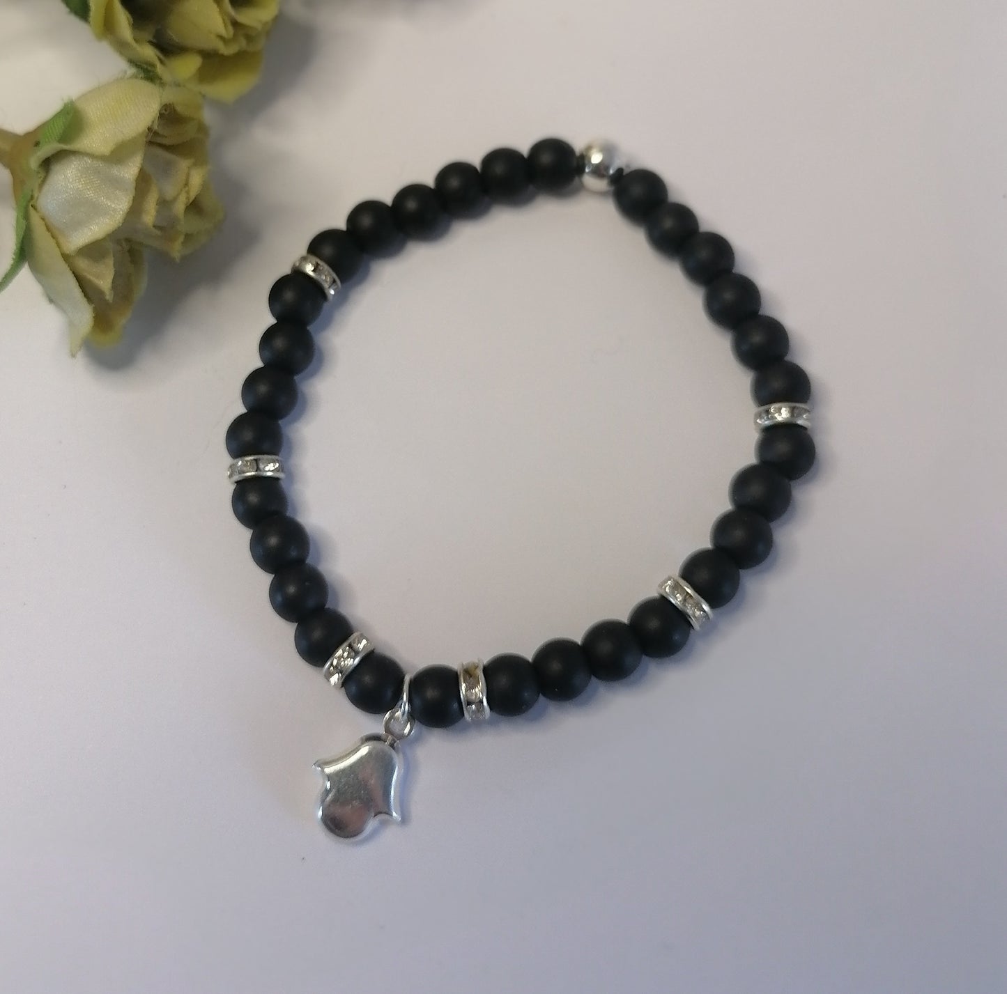 PQ010 | Pulsera cuentas negro mate con dije mano Fátima en acero blanco
