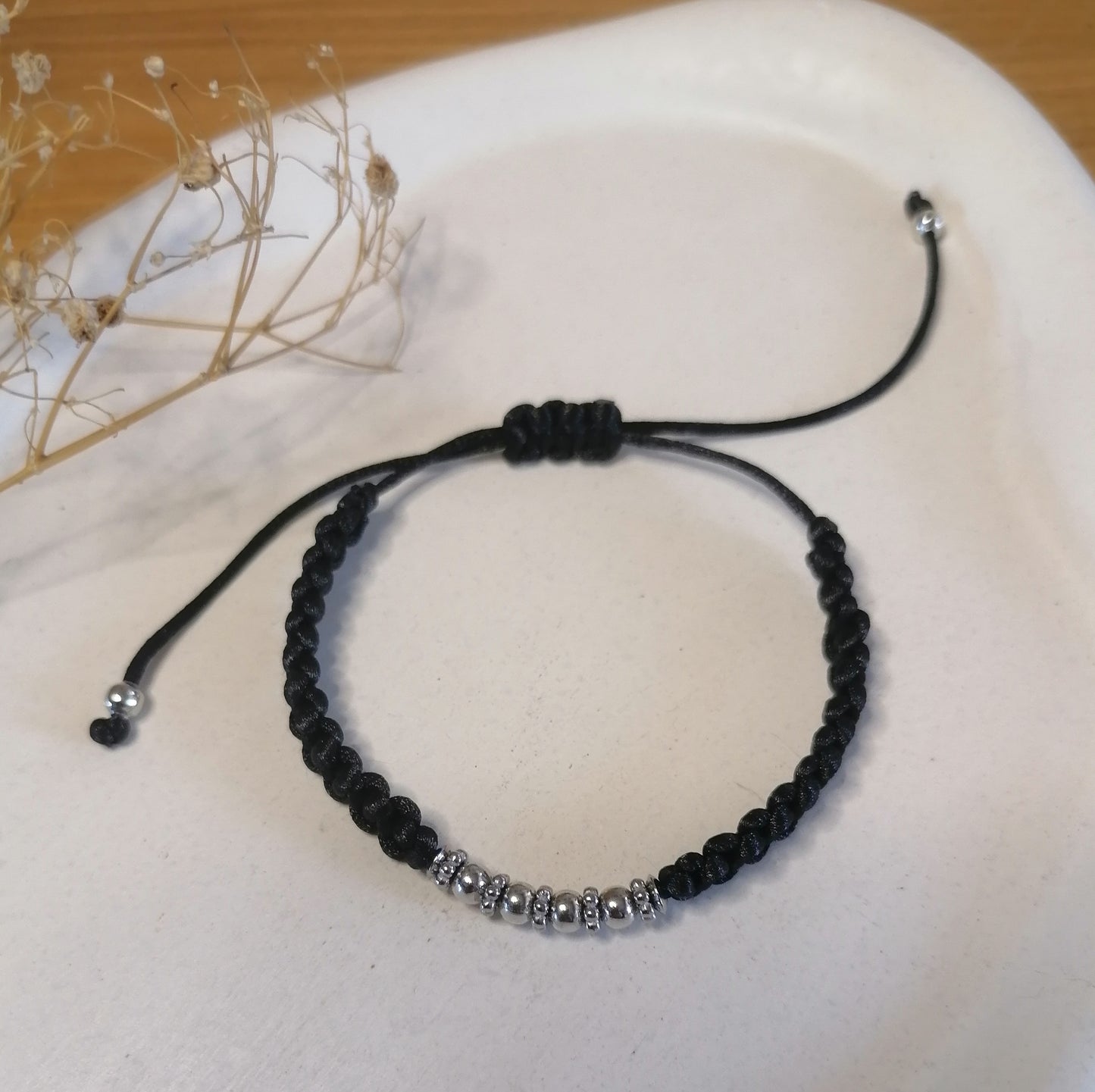 PT009 | Pulsera tejida regulable con conector y separadores metálicos