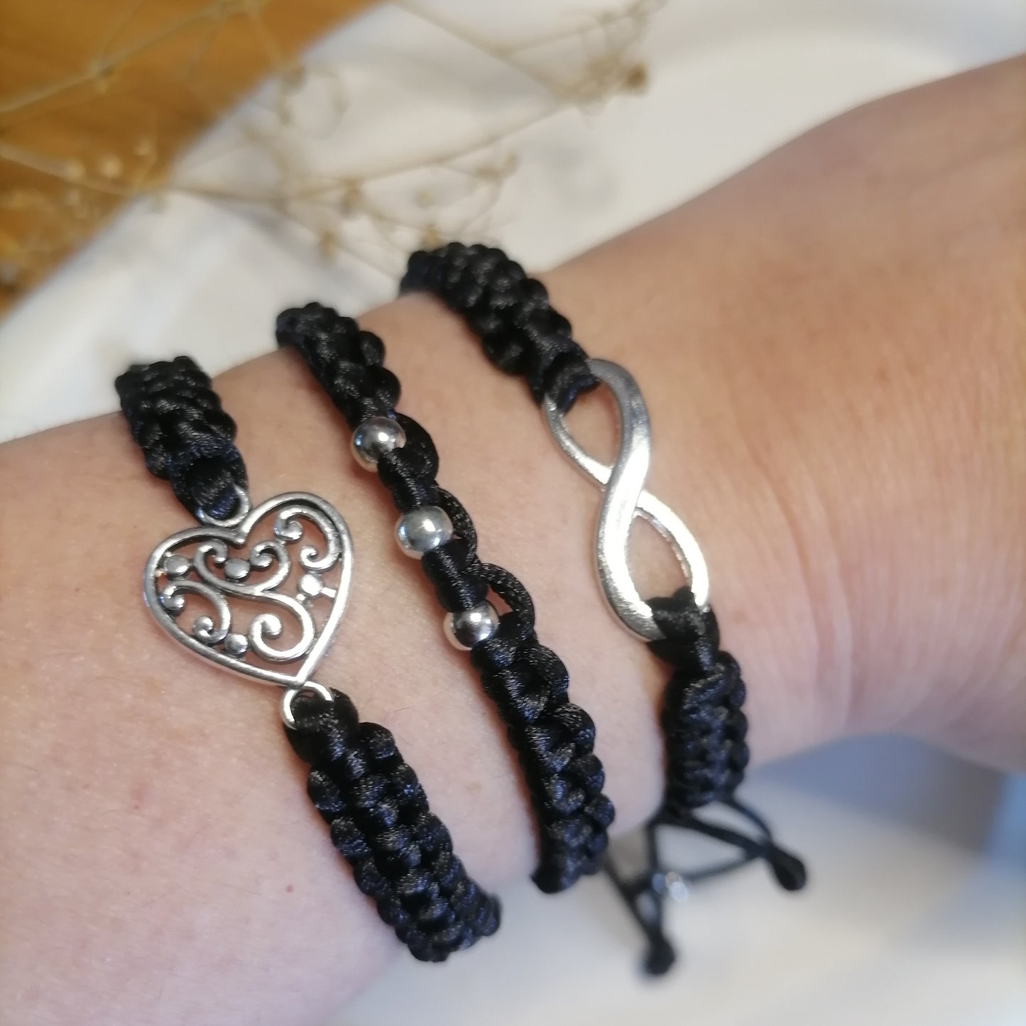 PT009 | Pulsera tejida regulable con conector y separadores metálicos