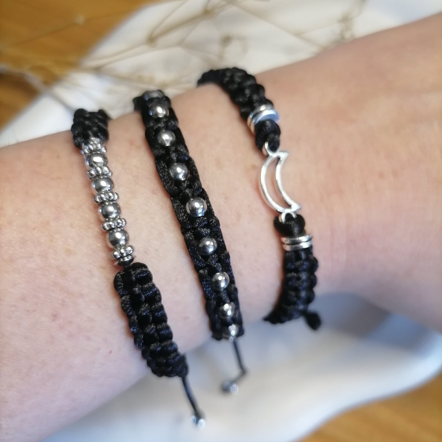 PT009 | Pulsera tejida regulable con conector y separadores metálicos