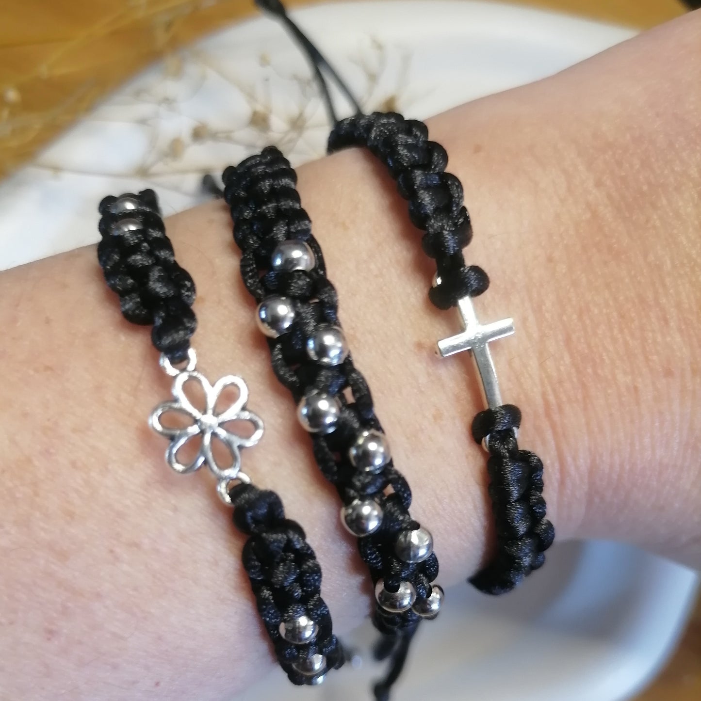 PT009 | Pulsera tejida regulable con conector y separadores metálicos