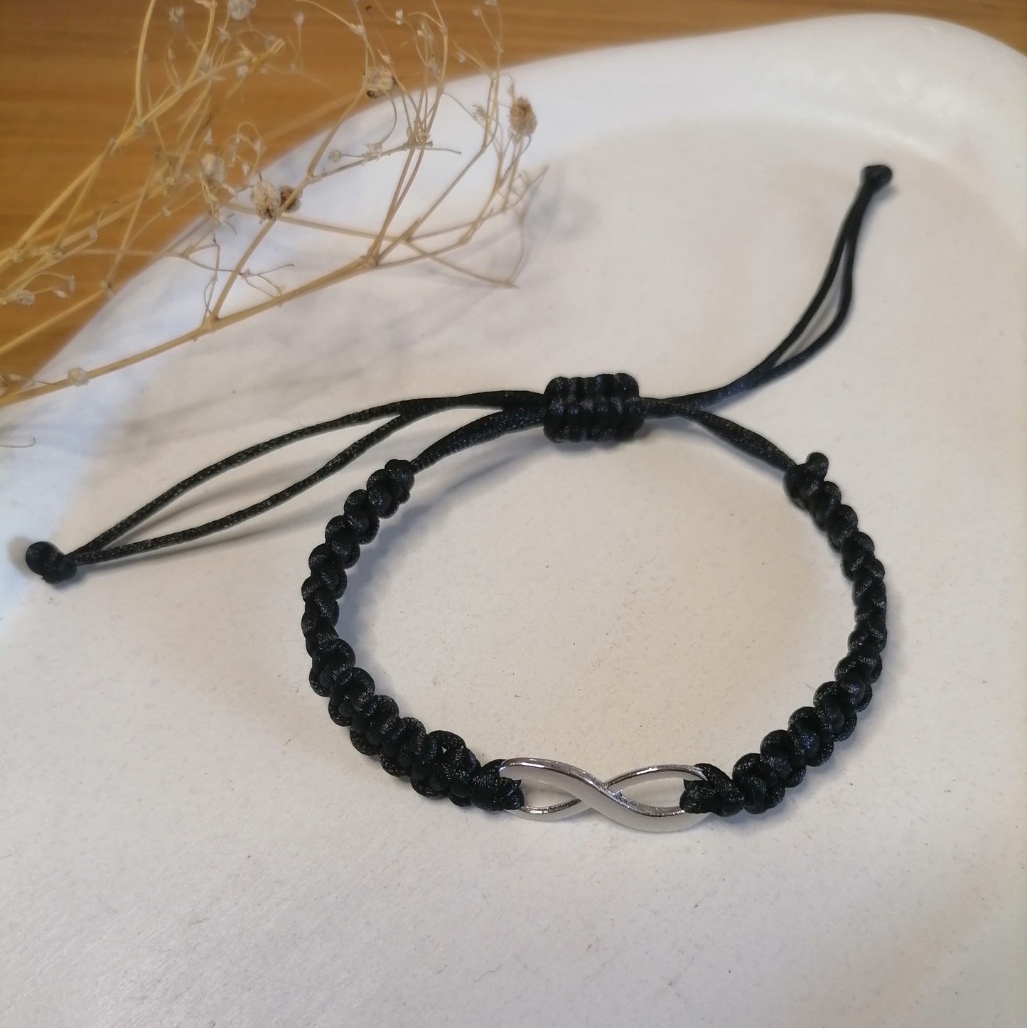 PT009 | Pulsera tejida regulable con conector y separadores metálicos
