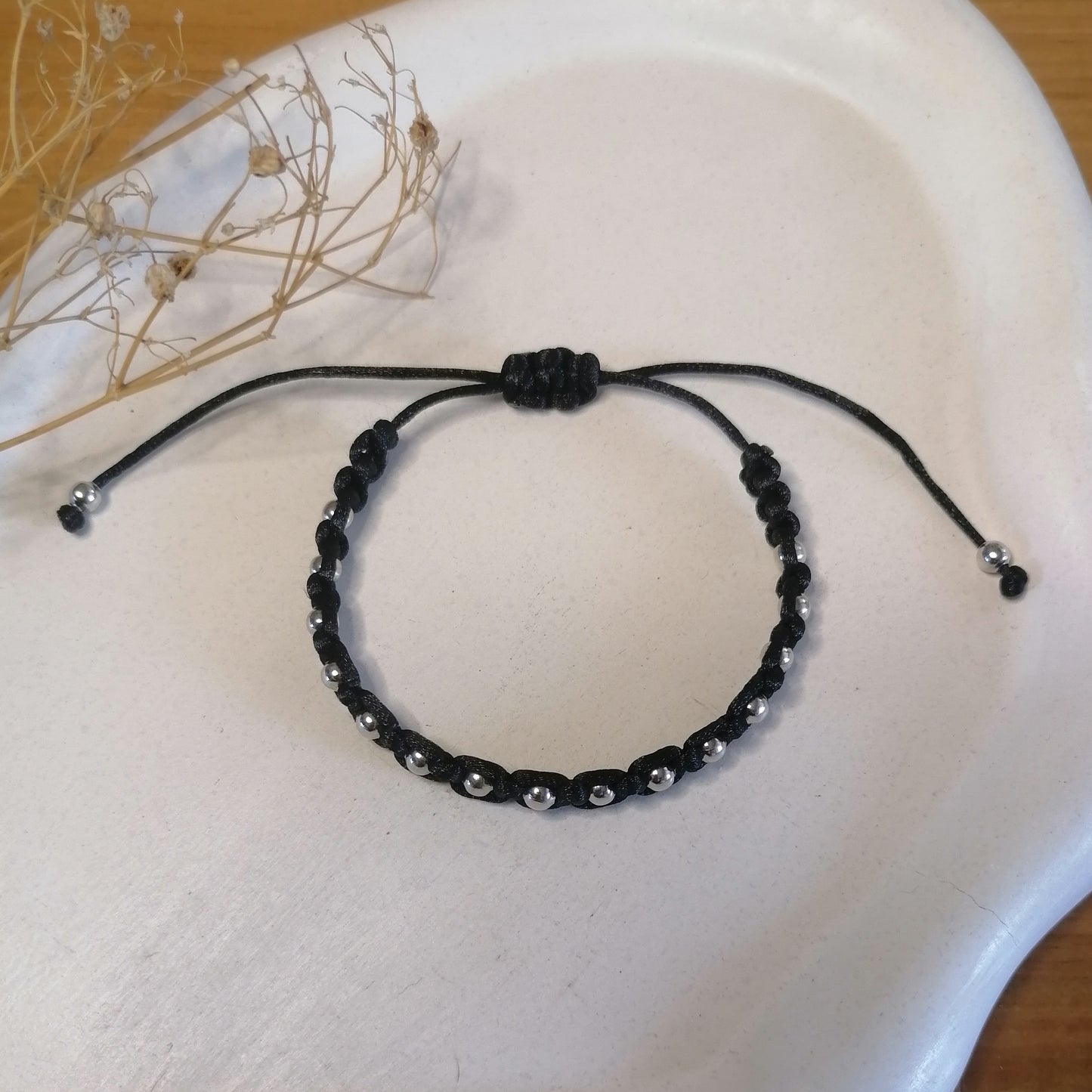 PT009 | Pulsera tejida regulable con conector y separadores metálicos