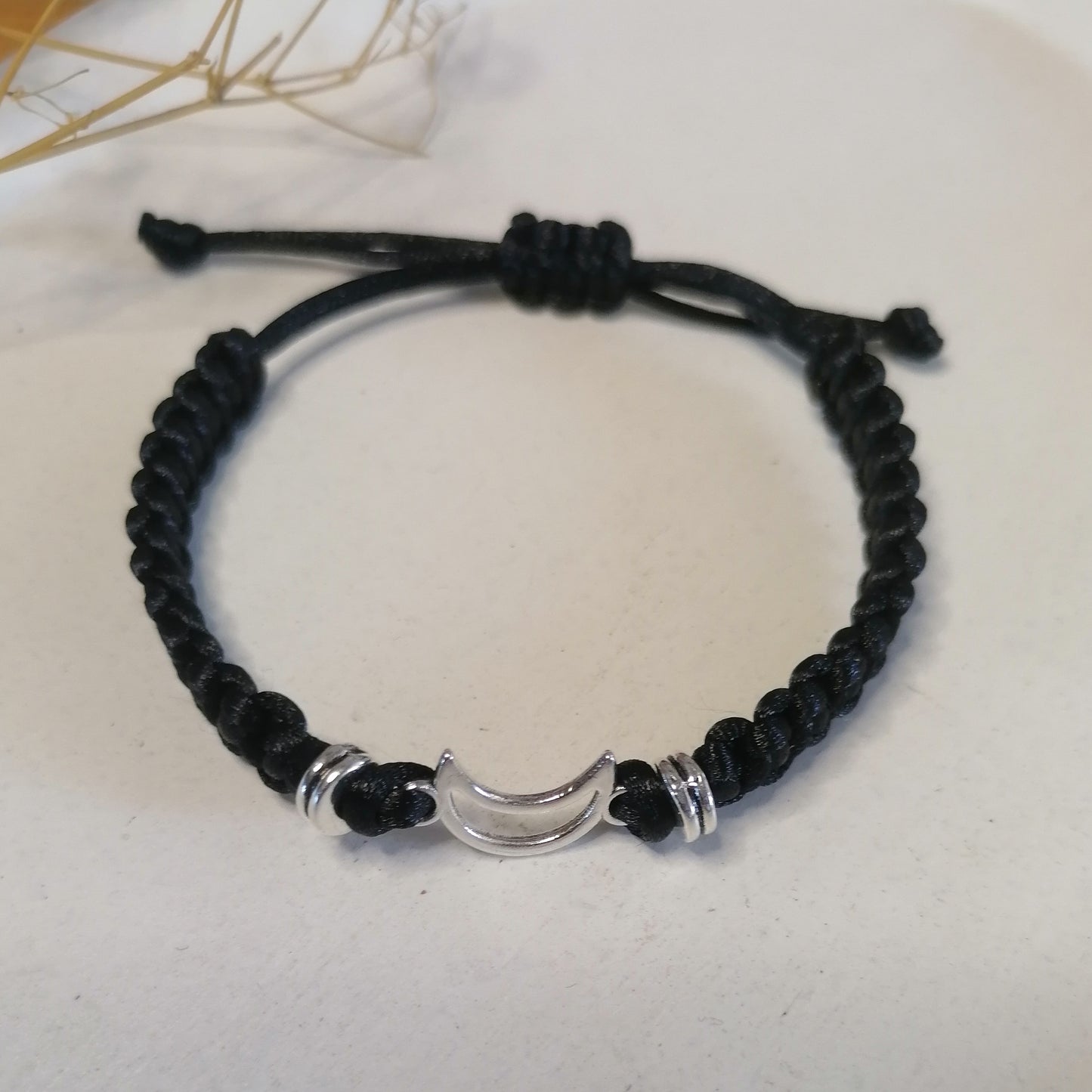PT009 | Pulsera tejida regulable con conector y separadores metálicos