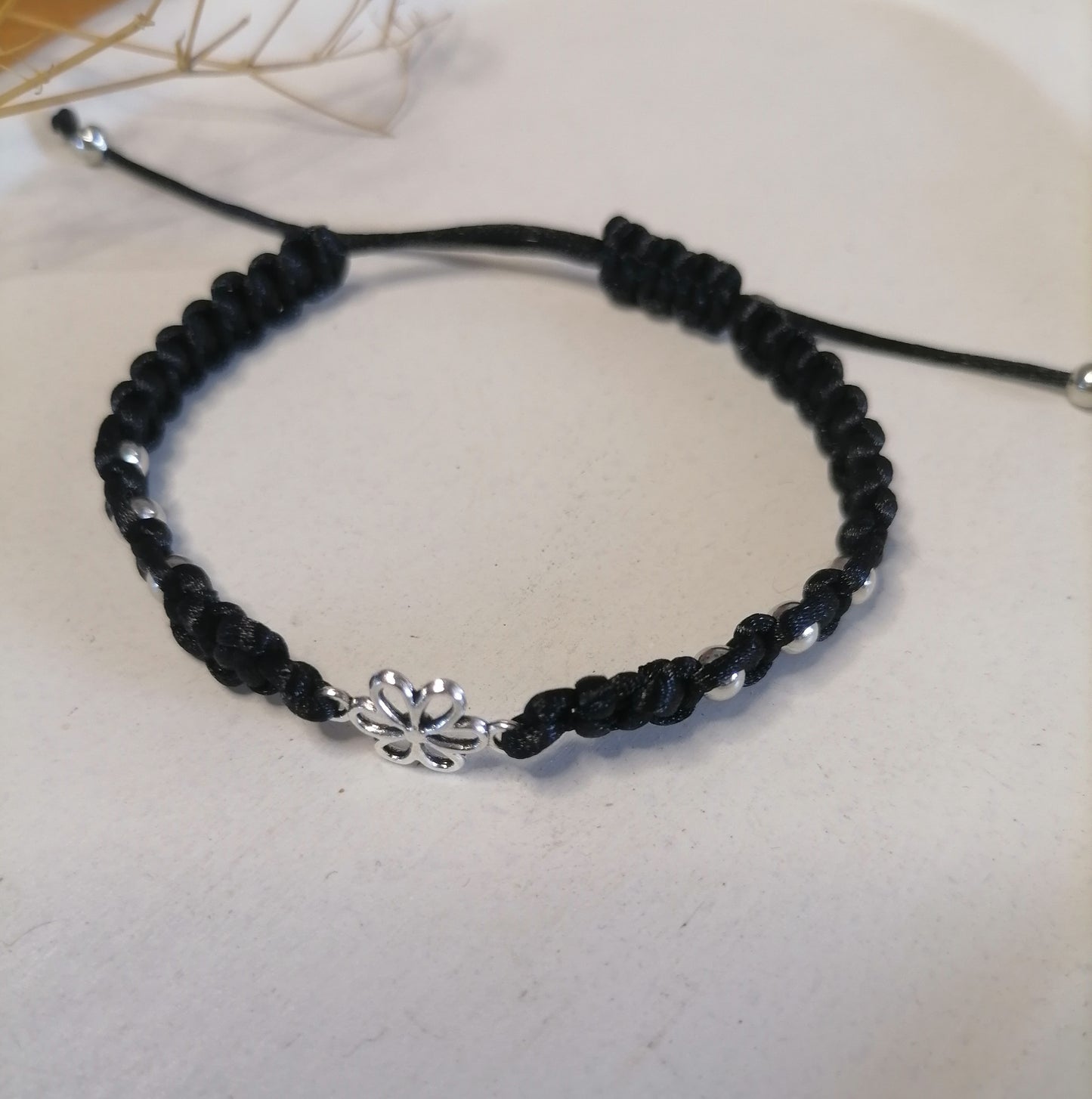 PT009 | Pulsera tejida regulable con conector y separadores metálicos