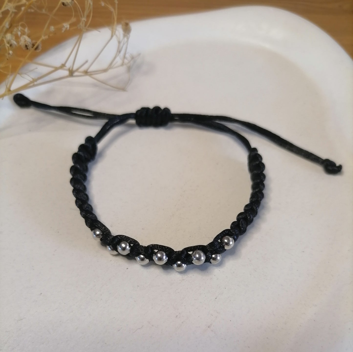 PT009 | Pulsera tejida regulable con conector y separadores metálicos