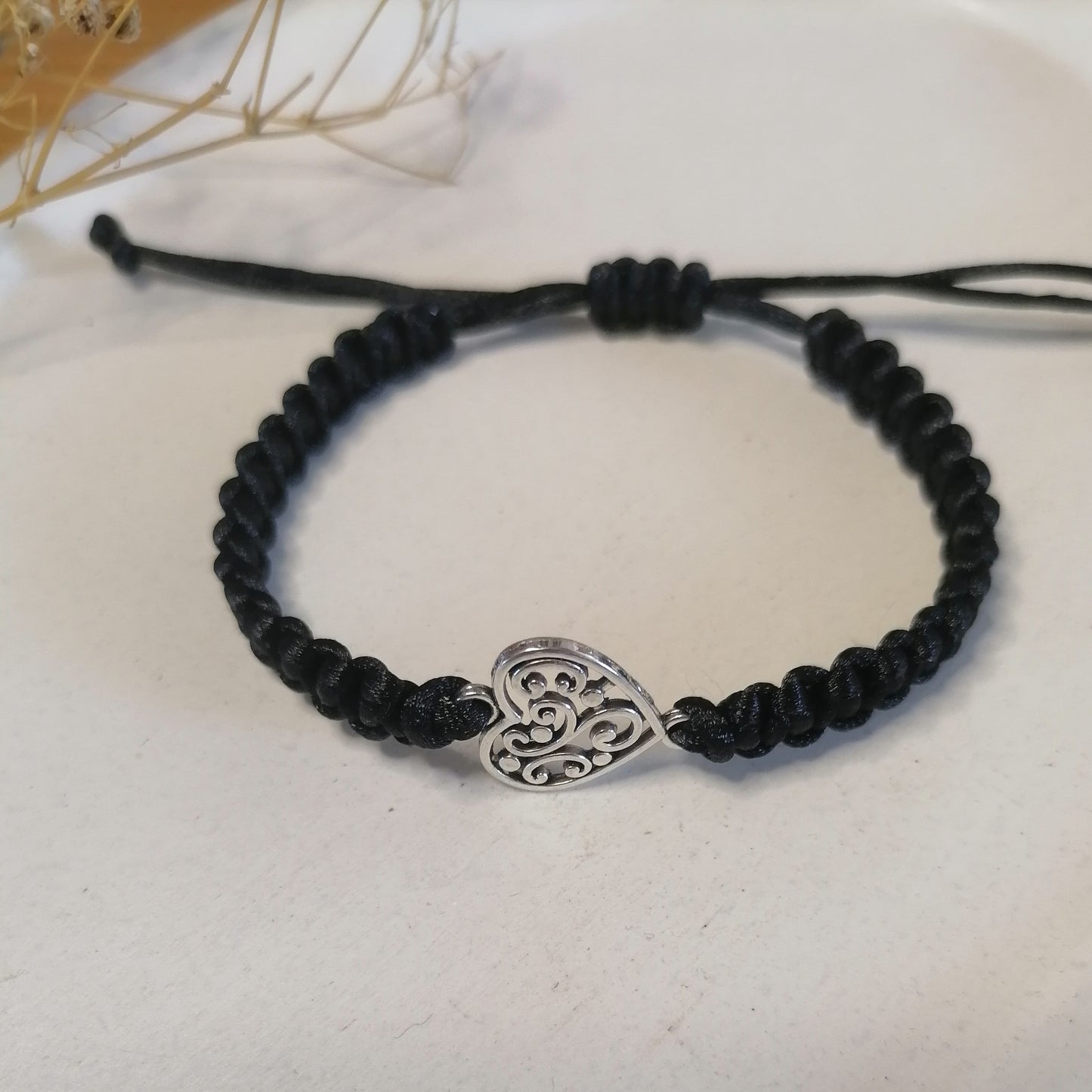 PT009 | Pulsera tejida regulable con conector y separadores metálicos