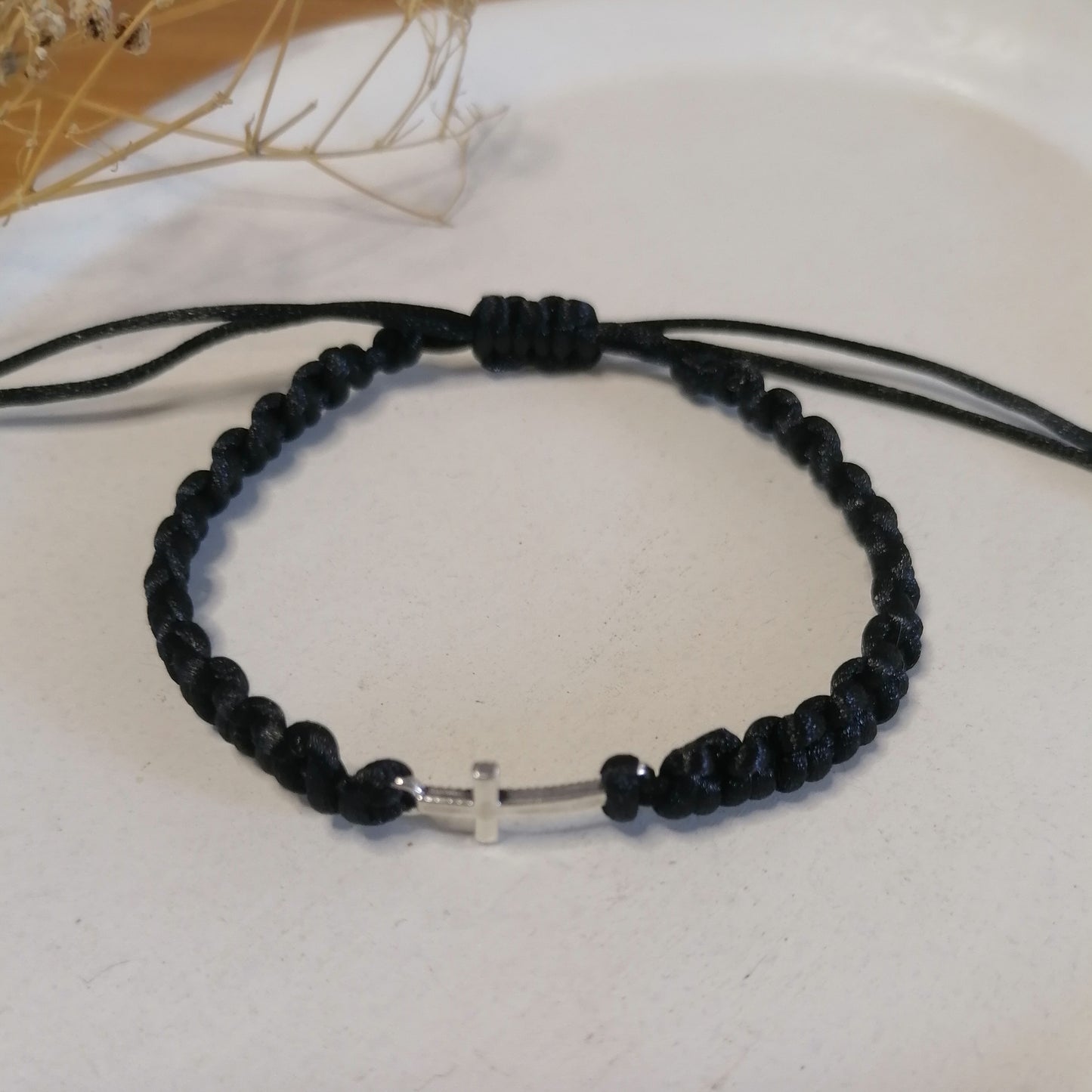 PT009 | Pulsera tejida regulable con conector y separadores metálicos