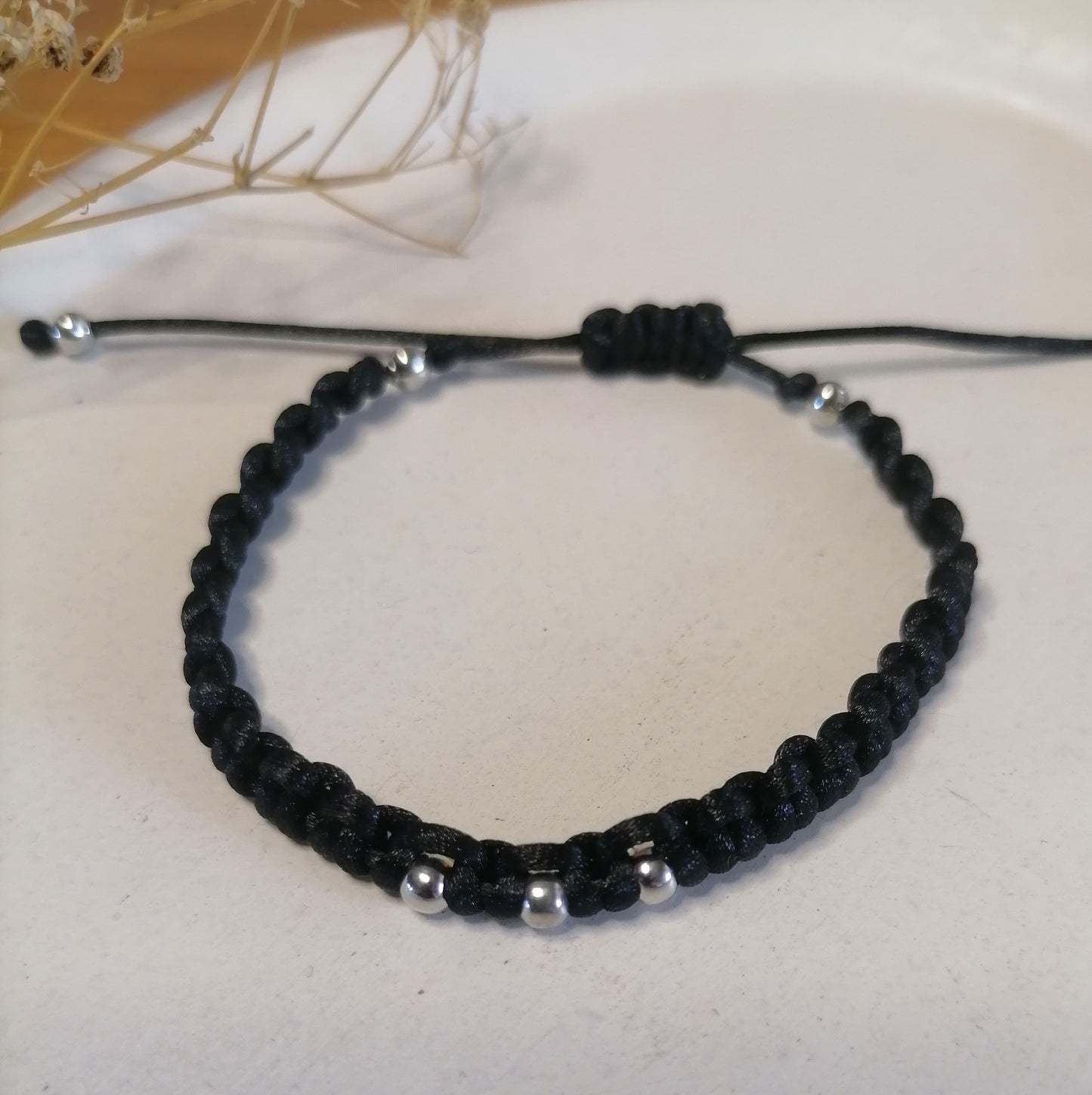 PT009 | Pulsera tejida regulable con conector y separadores metálicos