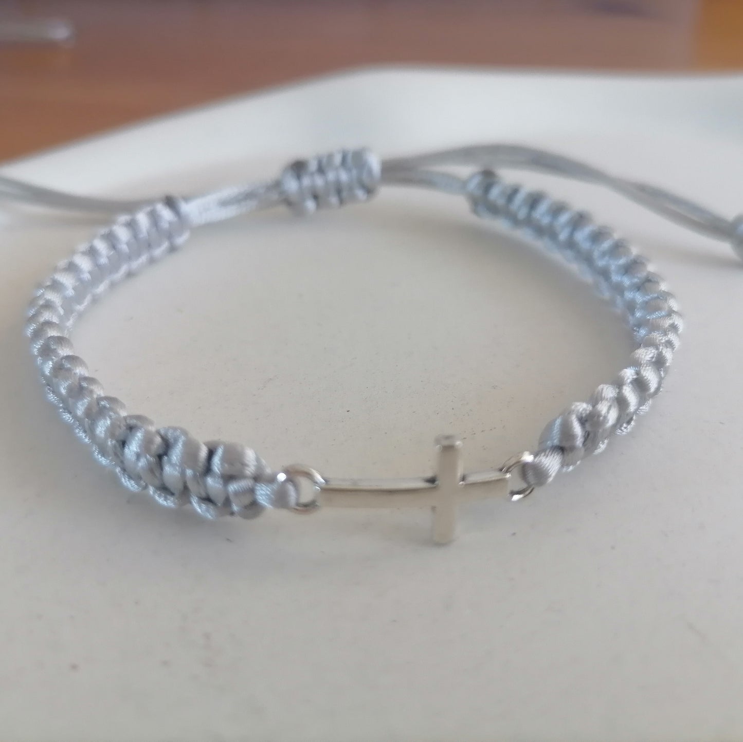 PT010 | Pulsera tejida regulable con conector y separadores metálicos