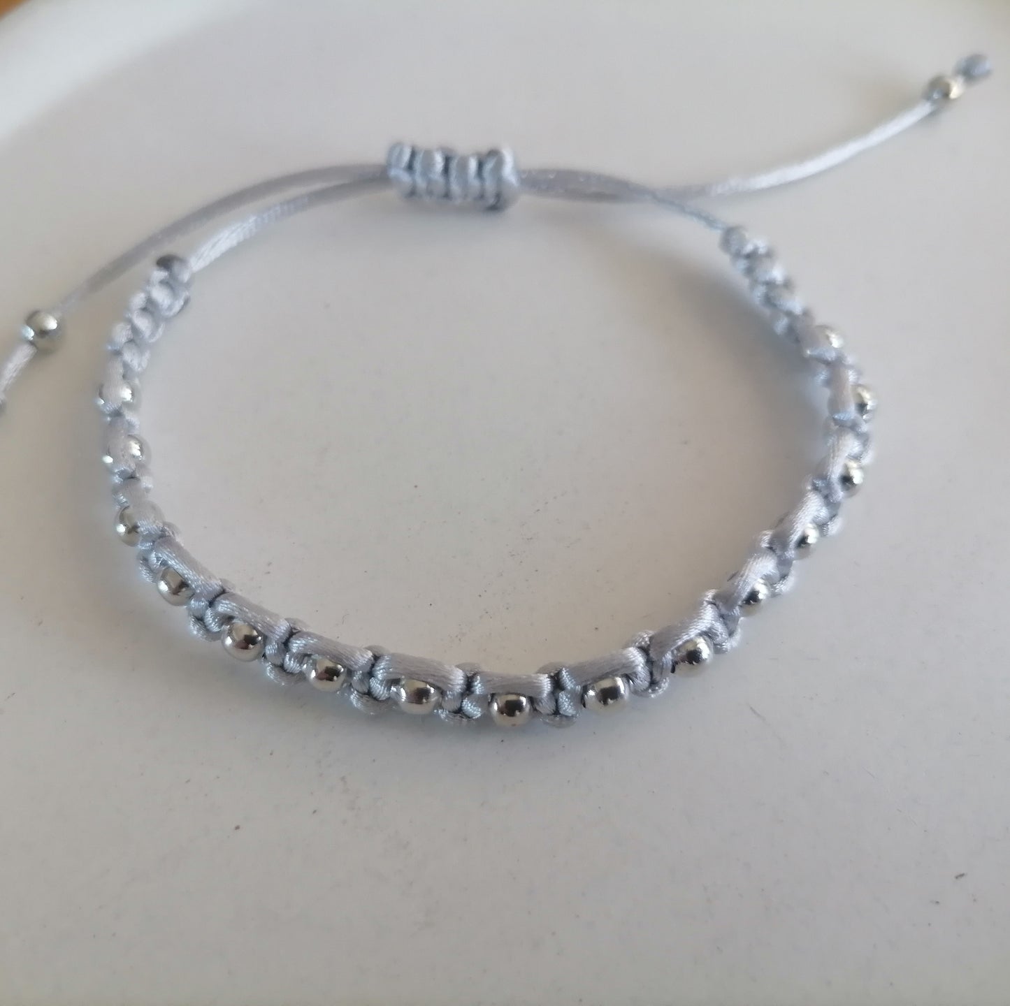 PT010 | Pulsera tejida regulable con conector y separadores metálicos