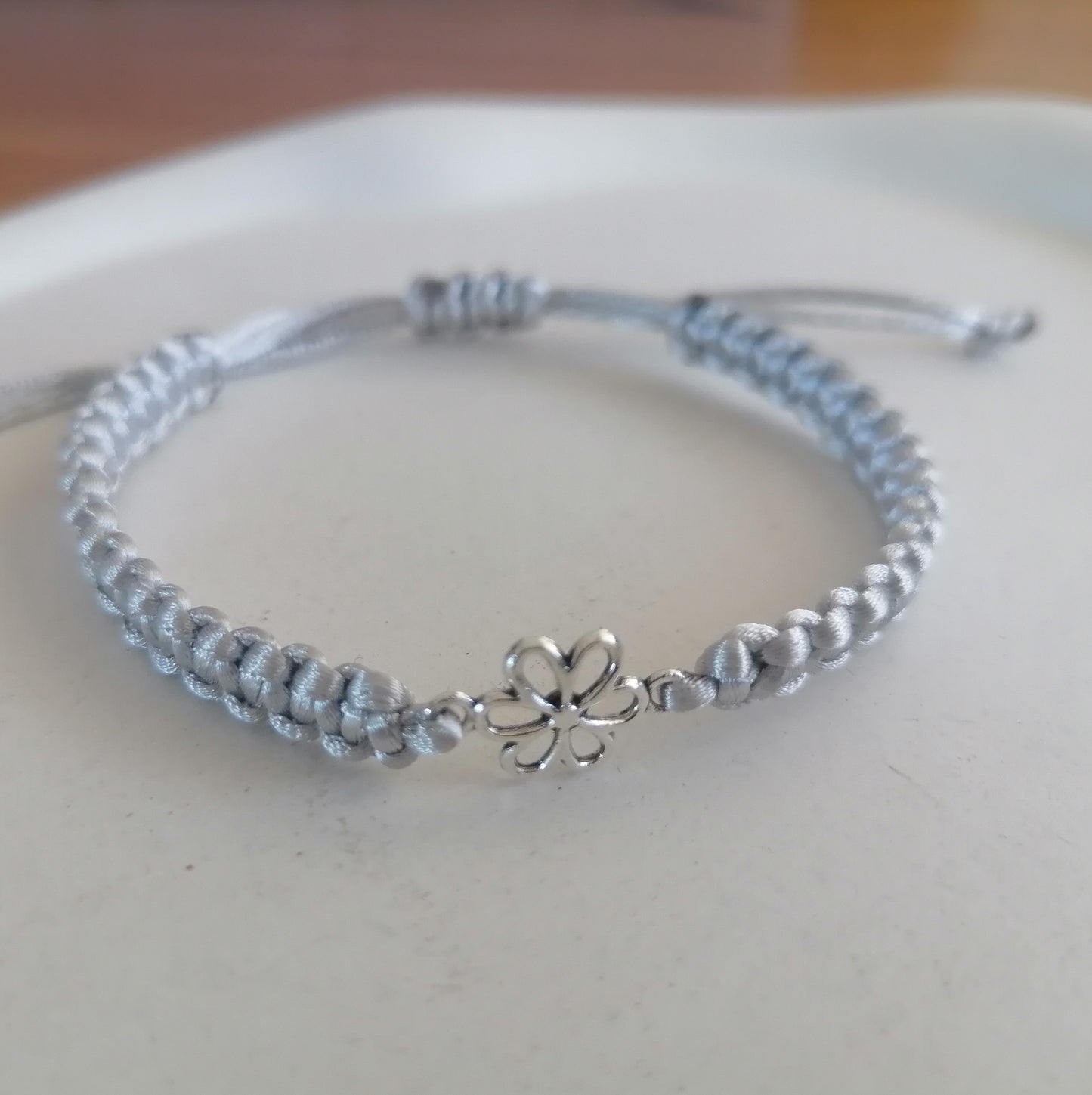 PT010 | Pulsera tejida regulable con conector y separadores metálicos
