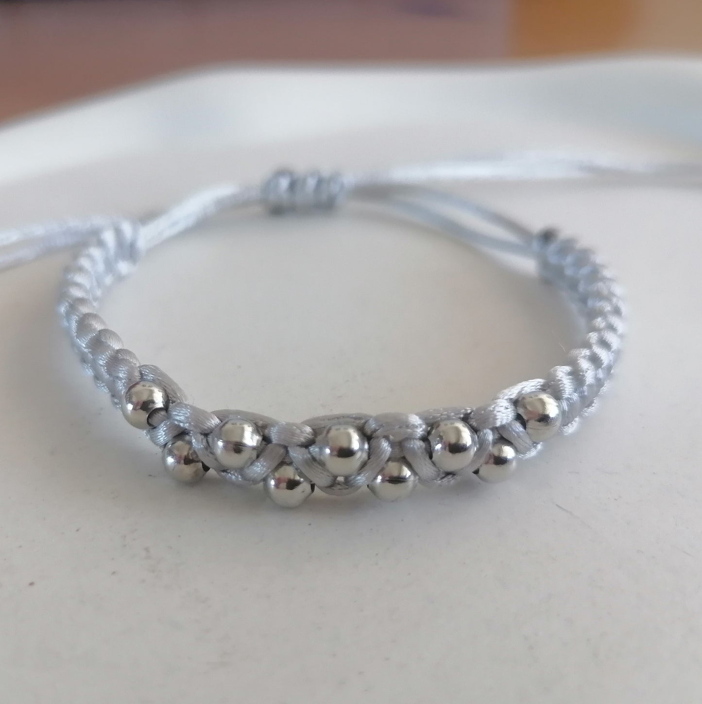 PT010 | Pulsera tejida regulable con conector y separadores metálicos
