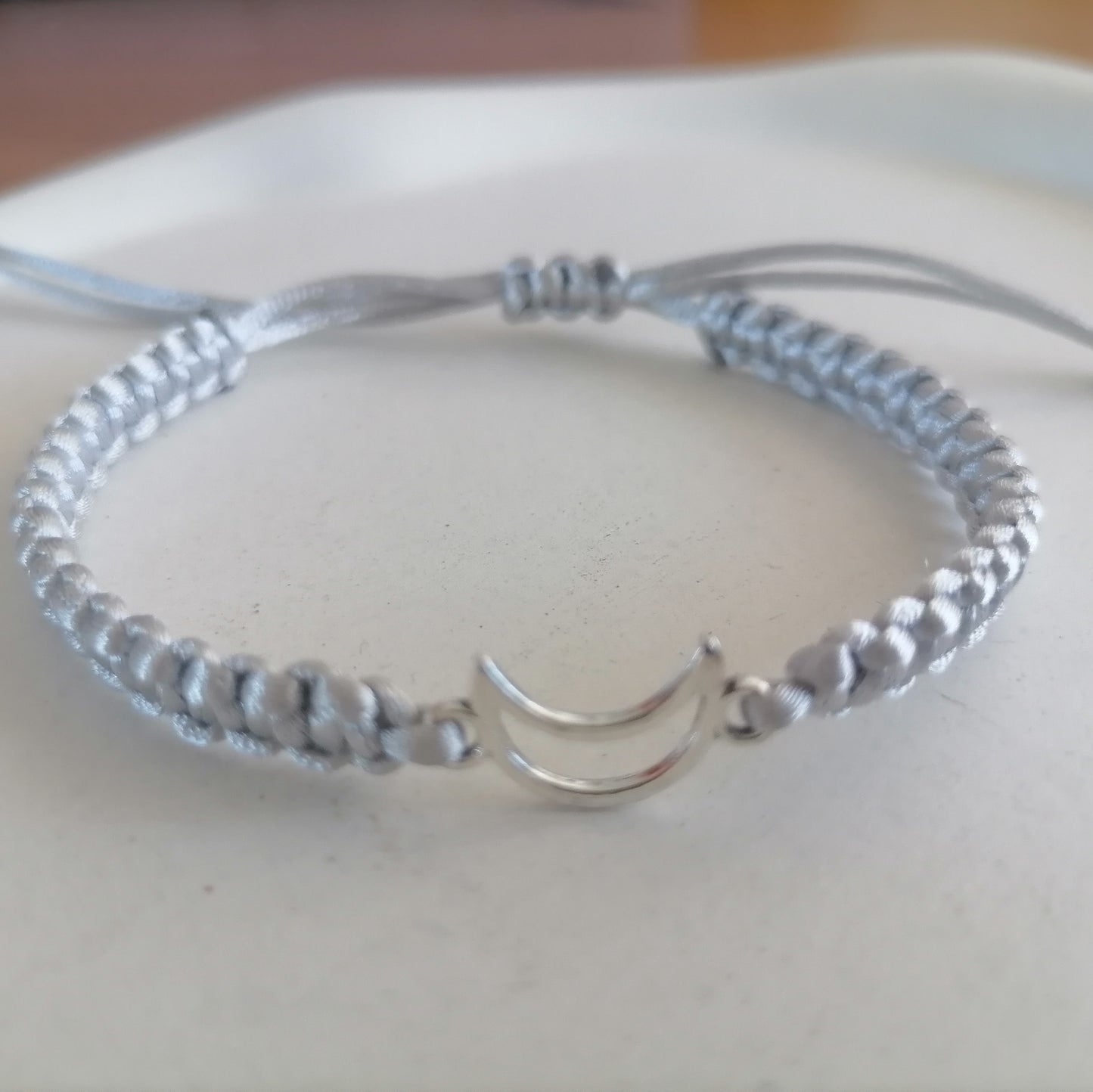 PT010 | Pulsera tejida regulable con conector y separadores metálicos