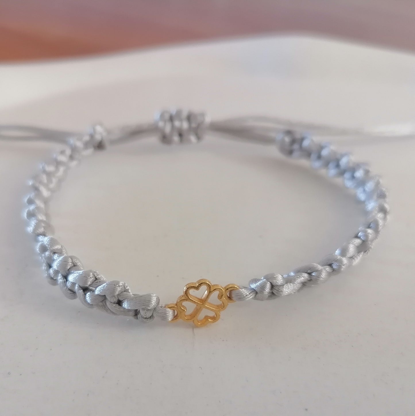 PT010 | Pulsera tejida regulable con conector y separadores metálicos