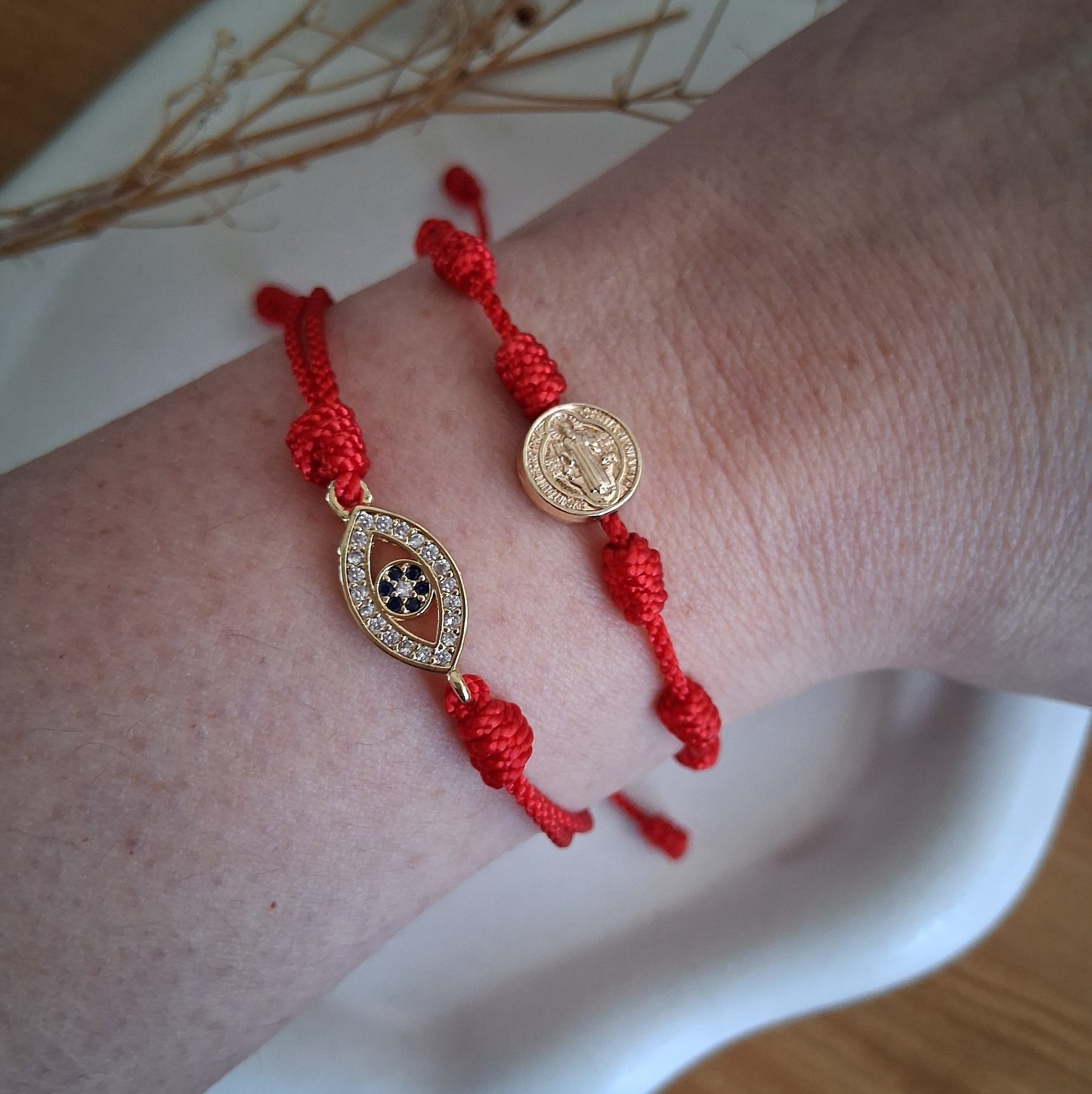 PT012 | Pulsera ajustable en hilo de algodón rojo con dije protector