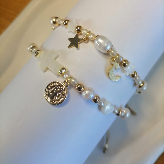 PT017 | Pulsera ajustable en hilo de algodón con perlas, nácar y dijes Goldfilled