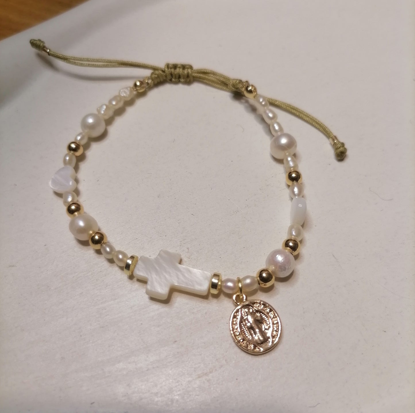 PT017 | Pulsera ajustable en hilo de algodón con perlas, nácar y dijes Goldfilled
