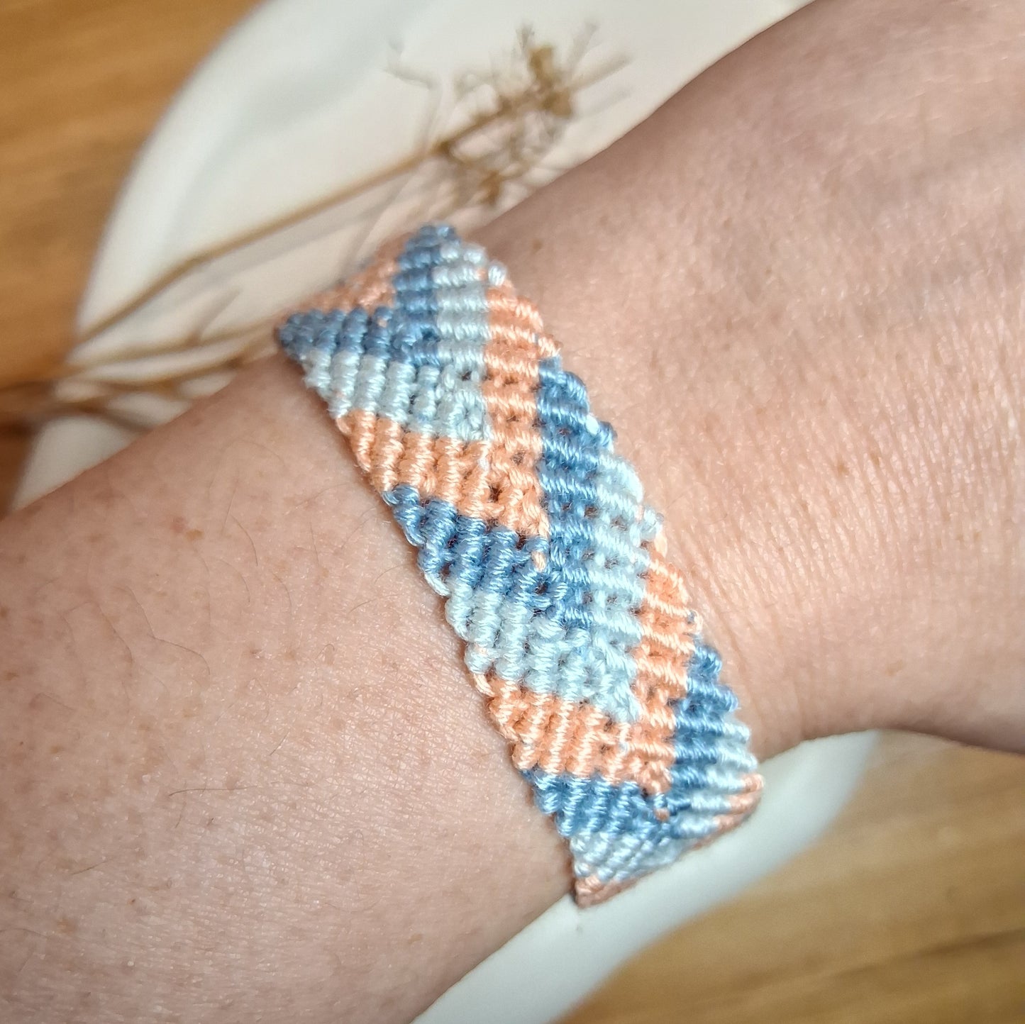 PT023 | Brazalete tejido ajustable en hilo de algodón diseño Chevron