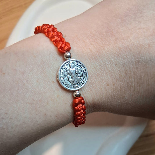 PT027 | Pulsera tejida ajustable con medalla de San Benito
