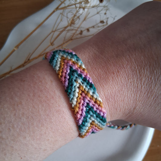 PT034 | Brazalete multicolor tejido ajustable en hilo de algodón diseño Chevron