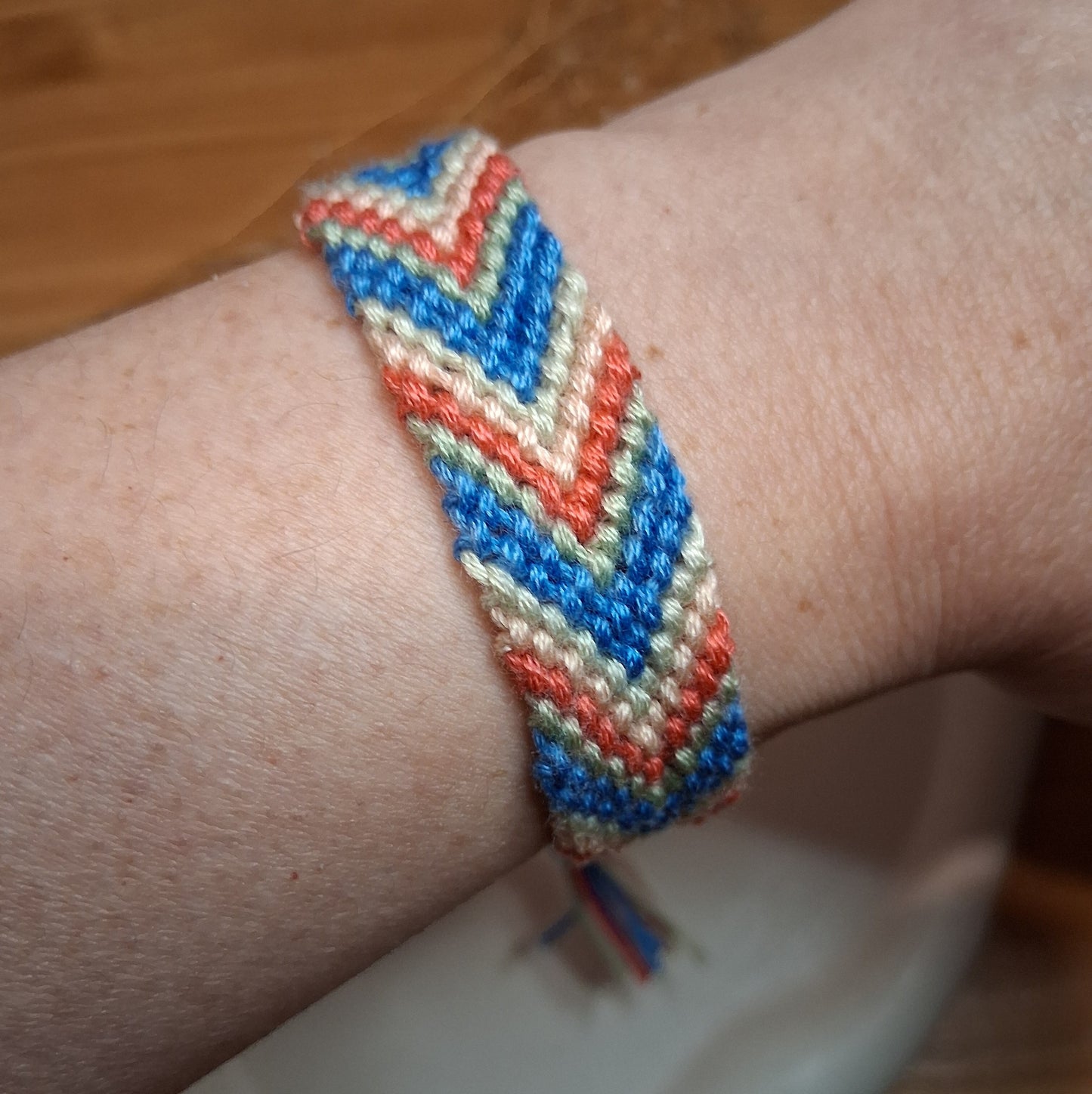 PT042 | Brazalete tejido ajustable en hilo de algodón diseño Chevron