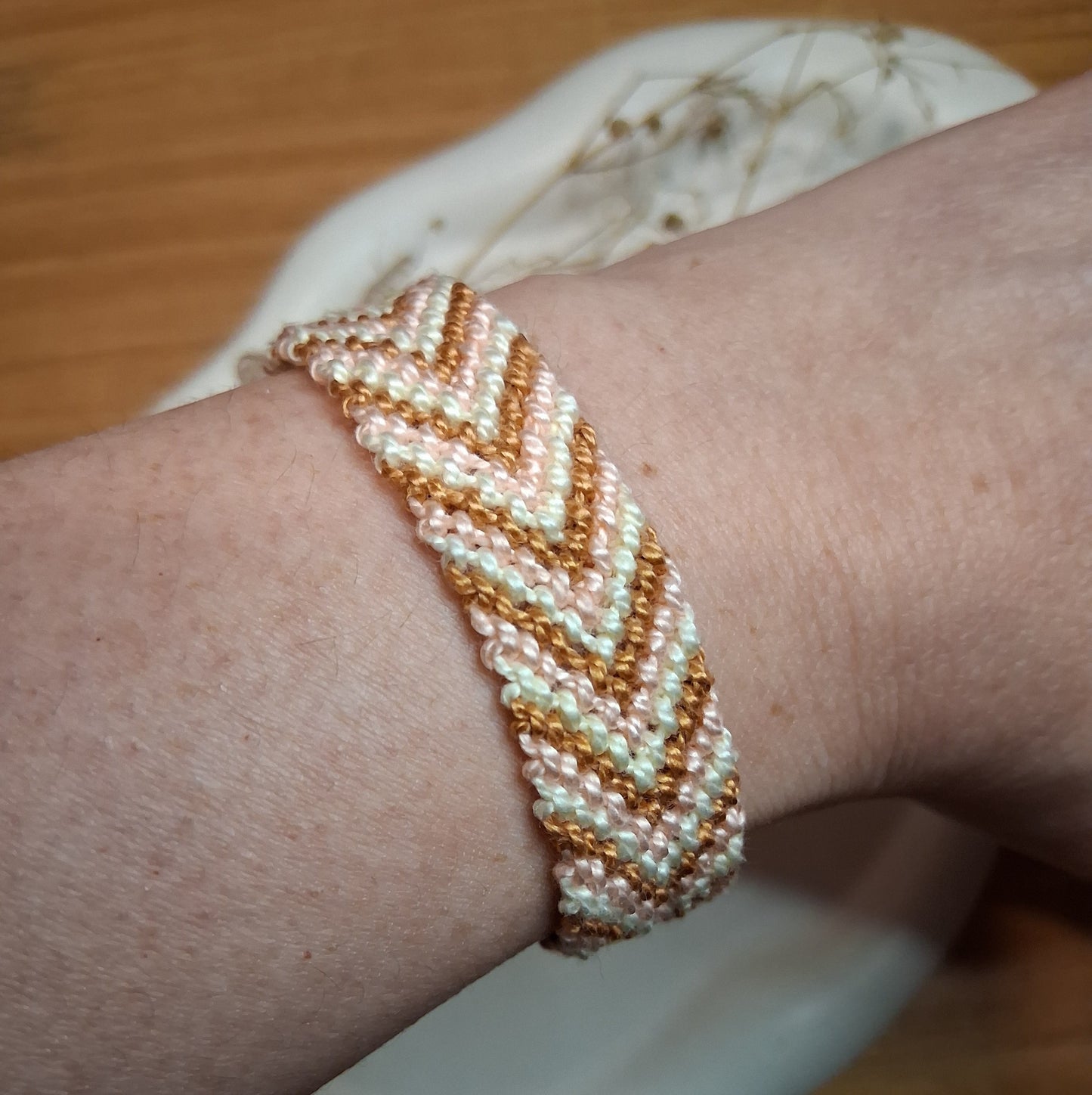 PT043 | Brazalete tejido ajustable en hilo de algodón diseño Chevron