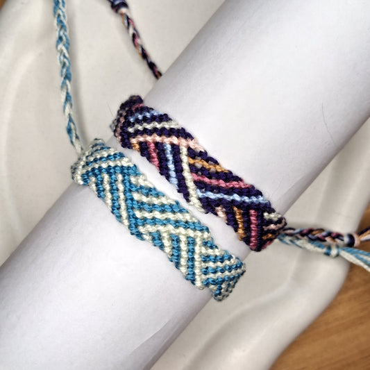 PT044 | Brazalete tejido ajustable en hilo de algodón diseño líneas entrelazadas