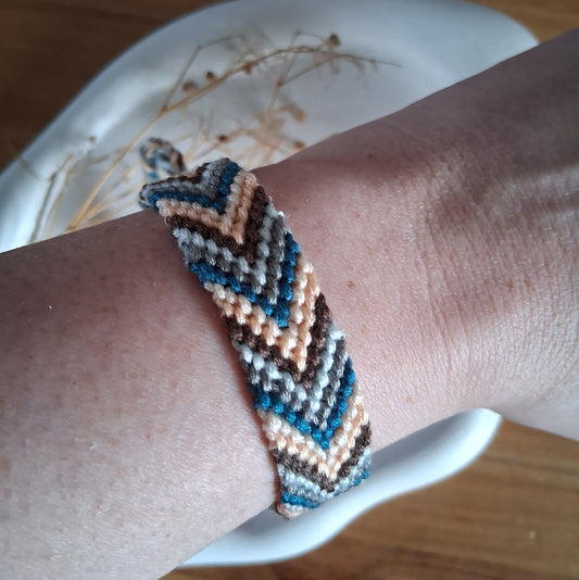 PT048 | Brazalete multicolor tejido ajustable en hilo de algodón diseño Chevron