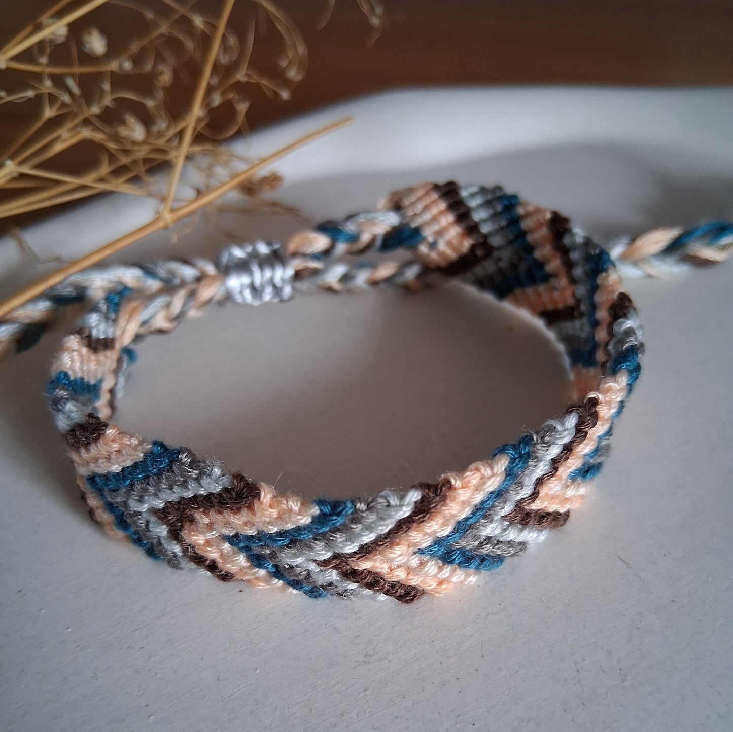 PT048 | Brazalete multicolor tejido ajustable en hilo de algodón diseño Chevron