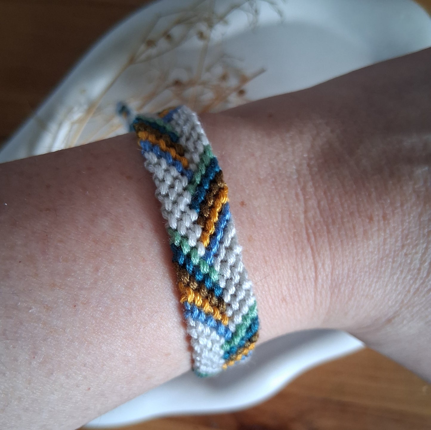 PT049 | Brazalete tejido ajustable en hilo de algodón diseño alternado