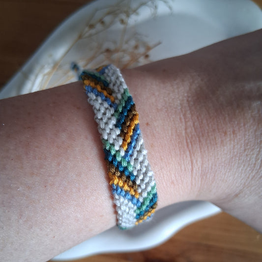 PT049 | Brazalete tejido ajustable en hilo de algodón diseño alternado